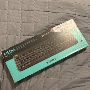 Logitech K400 Plus Wireless Keyboard with Teal Accent